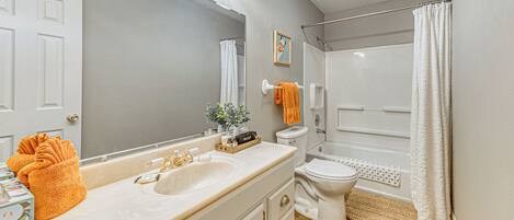 Un baño con lavabo, inodoro y ducha.