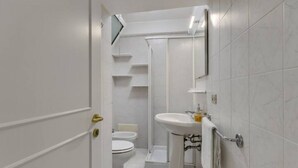 Un bagno con il water, un lavandino e una doccia.