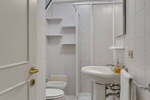 Douche, bidet, serviettes fournies, shampooing