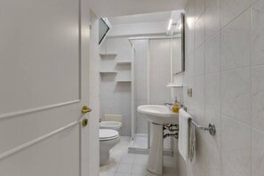 Regadera, bidet, toallas, shampoo