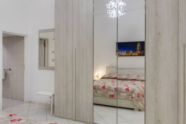 2 chambres, fer et planche à repasser