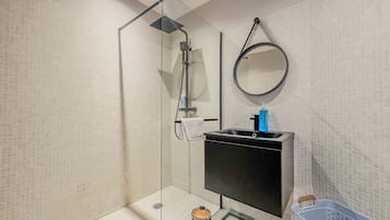 Douche, sèche-cheveux, serviettes fournies