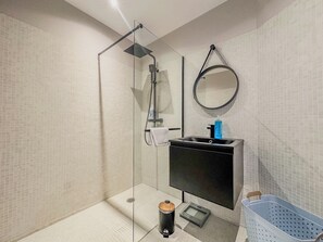 Douche, sĂšche-cheveux, serviettes fournies