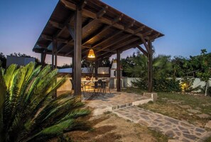 Outdoor dining - Villa Verona Pool (Rhodes)