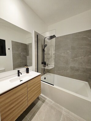 Regadera, secadora de cabello, toallas, jabón 