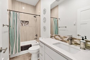 Sèche-cheveux, serviettes fournies, savon, papier toilette