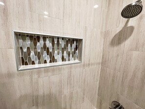 Hair dryer, towels, soap, toilet paper - 2 Bed MIL unit with Lake Washington views (Seattle)