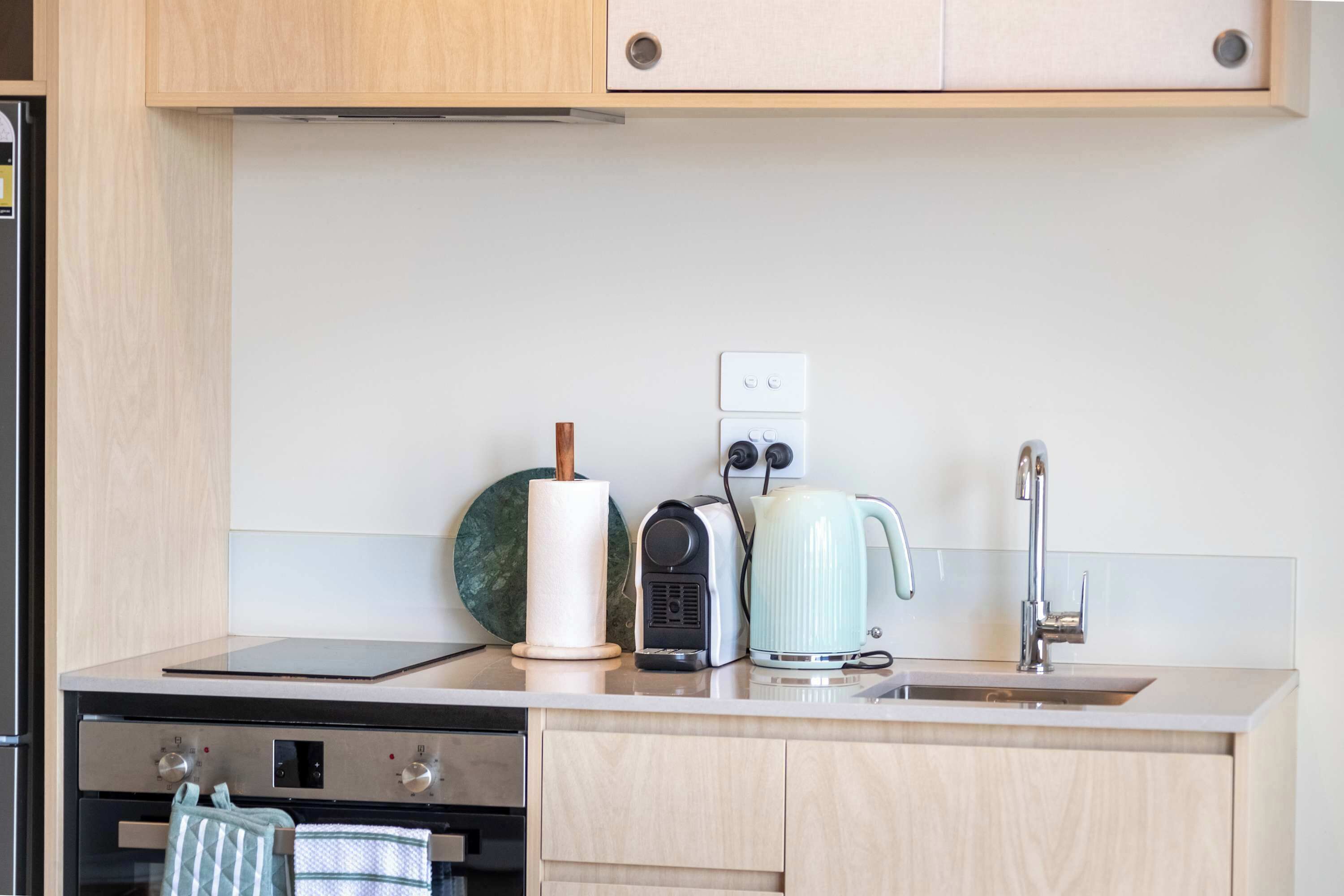 Wasserkocher mit Kaffee-/Teezubehör, Kühlschrank, Mikrowelle, Ofen