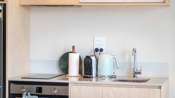 Wasserkocher mit Kaffee-/Teezubehör, Kühlschrank, Mikrowelle, Ofen