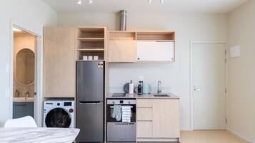 Kjøleskap, mikrobølgeovn, ovn og kokeplater