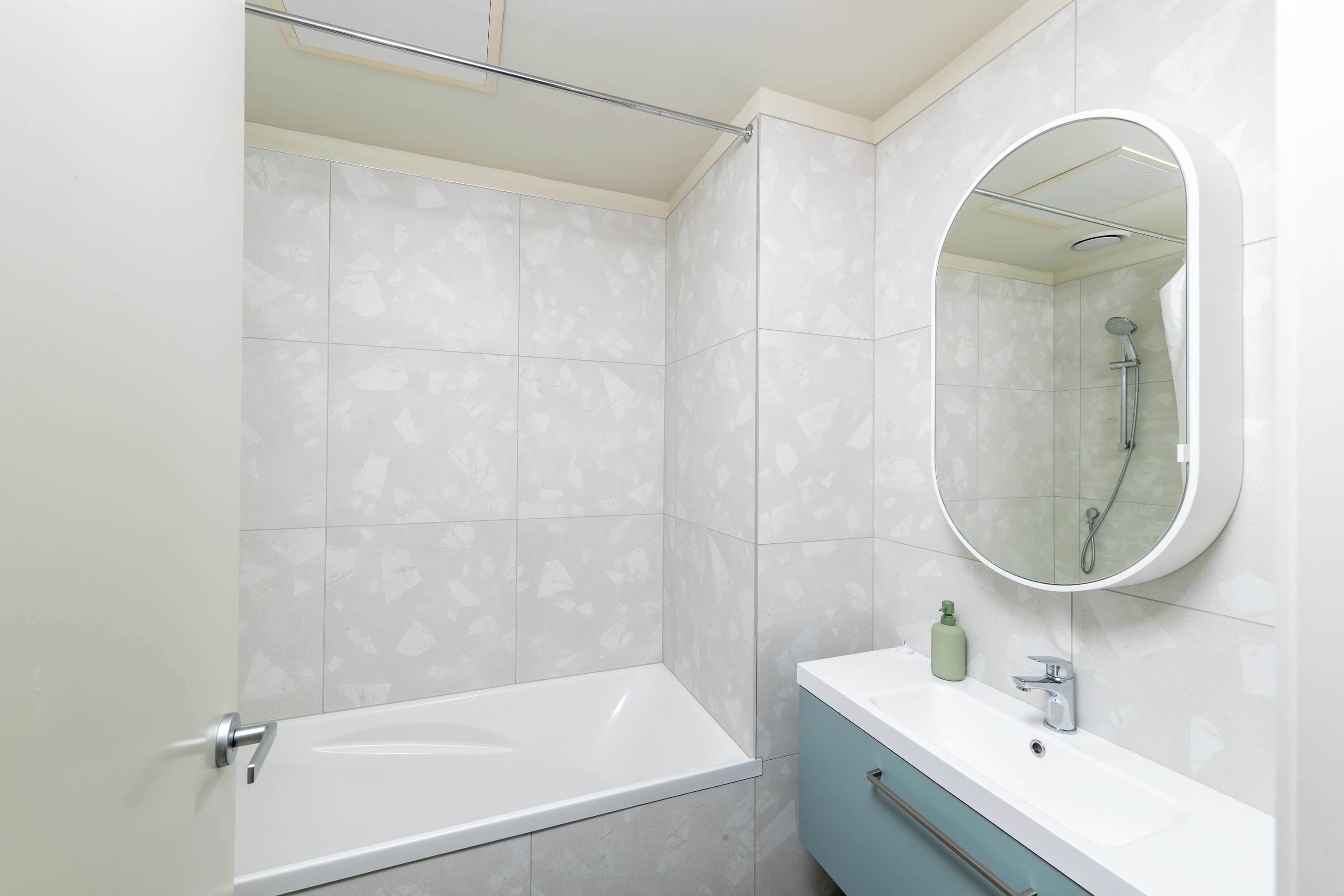 Shower, hair dryer, towels, shampoo