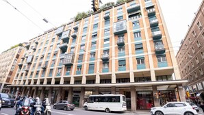 Un edificio a più piani con balconi e un ingresso al piano terra.