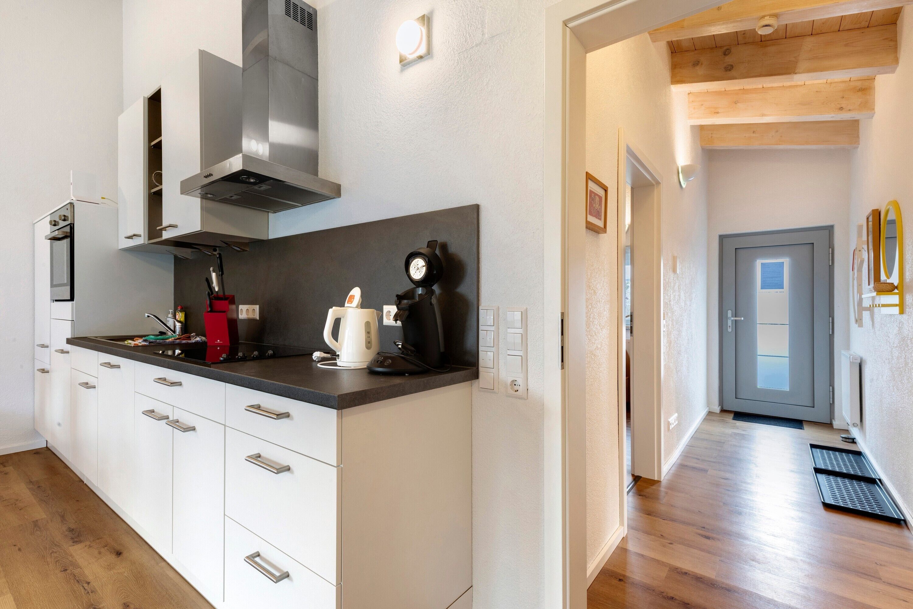 Een koelkast, een oven, een kookplaat, een vaatwasser