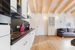Fridge, oven, stovetop, dishwasher - Rosenstein Holiday Apartment – Central Location with Mountain Views and Balcony (Heubach)