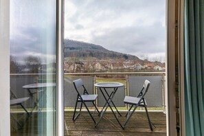 Outdoor dining - Rosenstein Holiday Apartment – Central Location with Mountain Views and Balcony (Heubach)
