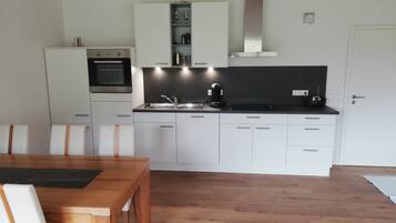 Jääkaappi, uuni, liesi, astianpesukone