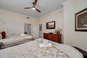 3 bedrooms, iron/ironing board, WiFi, bed sheets - Pool, Golf Course & Reunion view! 6MI to Disney (Kissimmee)