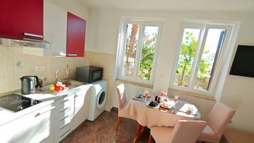 Classic-Apartment, Terrasse, Gartenblick | Eigene Küche