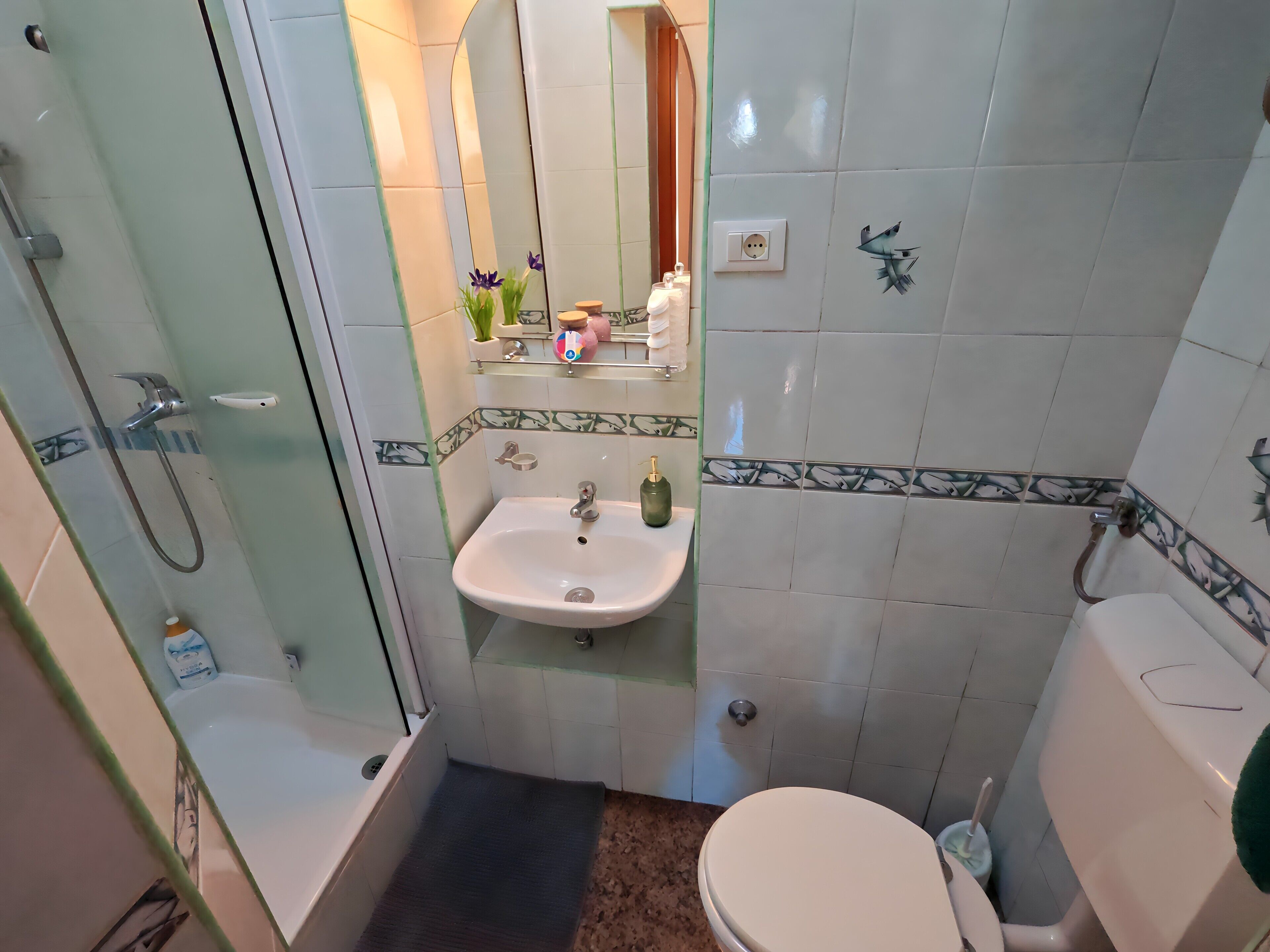 클래식 아파트, 파티오, 정원 전망 | 욕실