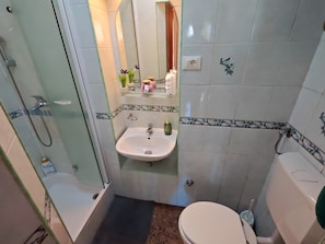 Classic-Apartment, Terrasse, Gartenblick | Badezimmer