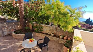 Classic-Apartment, Terrasse, Gartenblick | Blick auf den Garten
