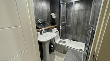 Douche, serviettes fournies