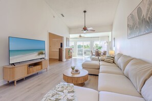Smart TV, books - Luxury two bedroom condo with heated pools, near AMI (Bradenton)
