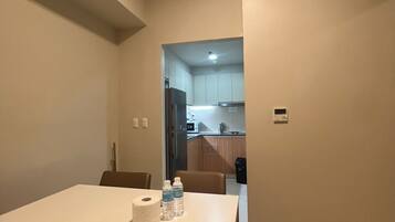 Condo Confort, 1 cama matrimonial, balcón, vista a la playa | Cocina privada | Refrigerador con congelador, microondas y parrilla de estufa