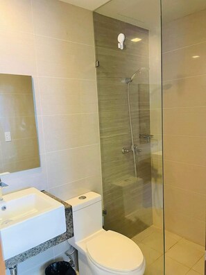 Comfort Condo, 1 Double Bed, Balcony, Beach View | Bathroom | Shower, free toiletries, hair dryer, towels - Studio Seaview at Mactan Newtown  (Lapu-Lapu)