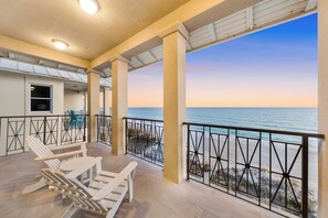 Terrace/patio - Le Fortune*BeachFront*Elevator*Luxury*Pool*Beach Svc (MIRAMAR BEACH)