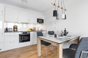 Coffee/tea maker, fridge, microwave, oven - Undine - Balcony with water views, washing machine, private parking space (Olpenitz)