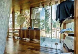 Hair dryer, towels, soap, toilet paper - Cool Ultra-Modern Super Luxury Oasis in miami (Miami)