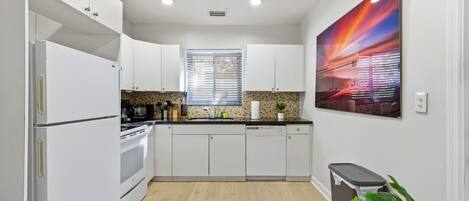 Réfrigérateur, micro-ondes, four, plaque de cuisson