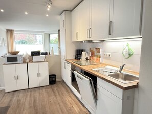Fridge, microwave, oven, stovetop - Maritim - Your accommodation in a central location on Sylt (Sylt)