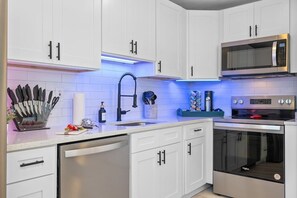 Fridge, microwave, oven, stovetop - Pool & Beach Trail | Mini Golf, Bikes, Family (Belleair)