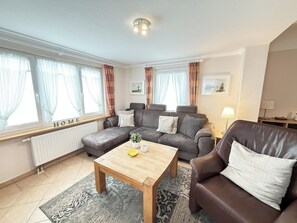 TV, fireplace, stereo - Comfortable vacation apartment in Haus Frida-Sophie with wood-burning stove, terrace and garden (Sylt)