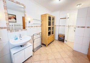 Shower, hair dryer - Comfortable vacation apartment in Haus Frida-Sophie with wood-burning stove, terrace and garden (Sylt)