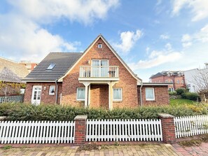 Exterior - Comfortable vacation apartment in Haus Frida-Sophie with wood-burning stove, terrace and garden (Sylt)