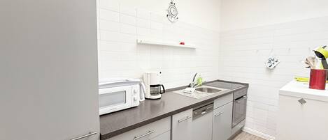 冷蔵庫、電子レンジ、オーブン、コンロ