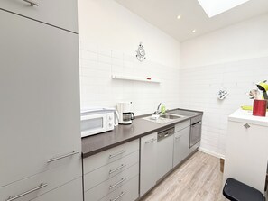 Fridge, microwave, oven, stovetop - Little hideaway - your accommodation in a central location on Sylt (Sylt)
