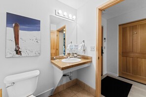 تجهيزات دش، مجففات شعر، مناشف، ورق حمّام