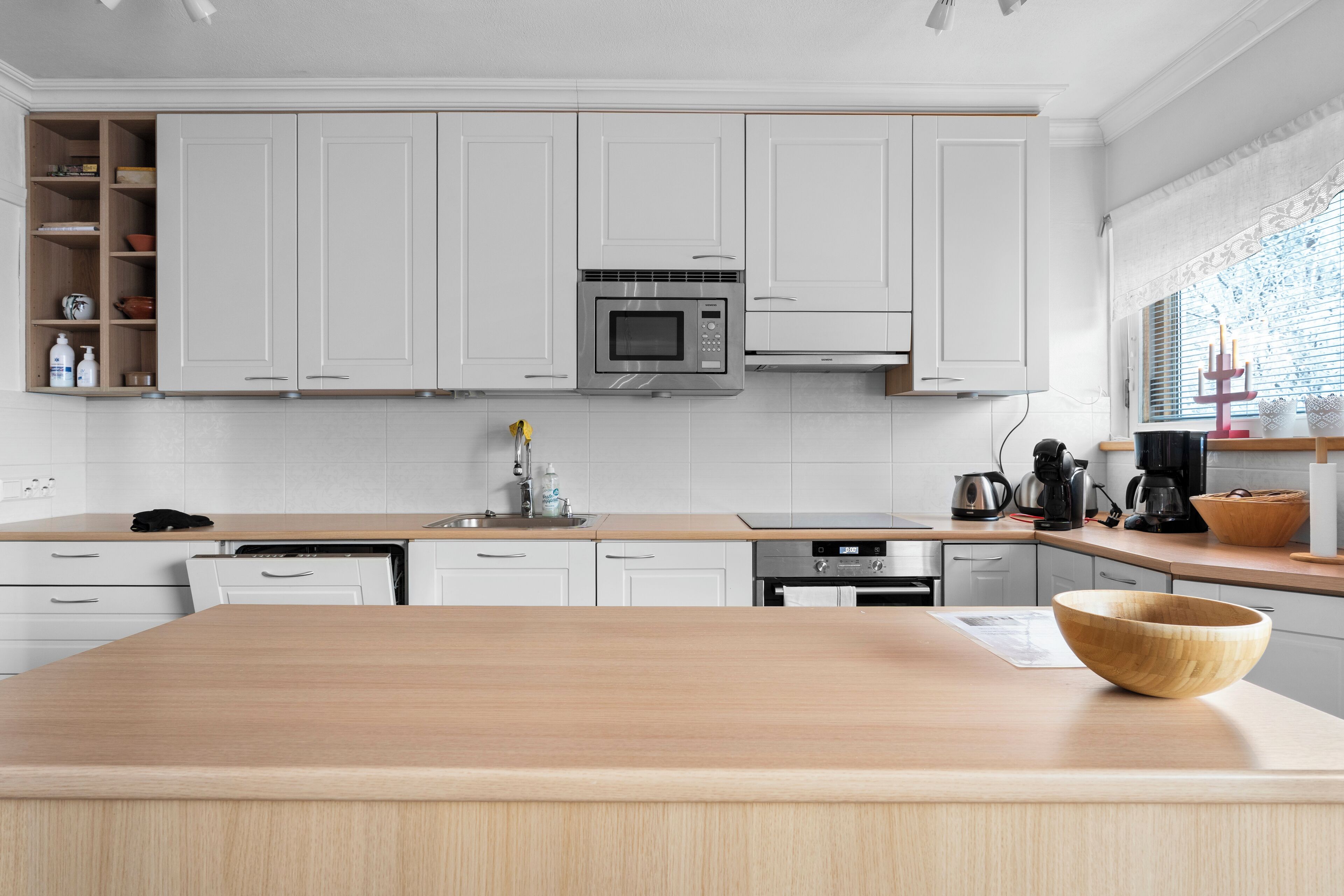 Superior appartement, 3 slaapkamers, balkon, uitzicht op de stad | Privékeuken | Een koelkast met diepvriezer, een microgolfoven, een oven, een kookplaat