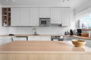 Superior Apartment, 3 Bedrooms, Balcony, City View | Private kitchen | Full-sized fridge, microwave, oven, stovetop - Homelike 3BR Apt. in Centre of Rovaniemi (Rovaniemi)