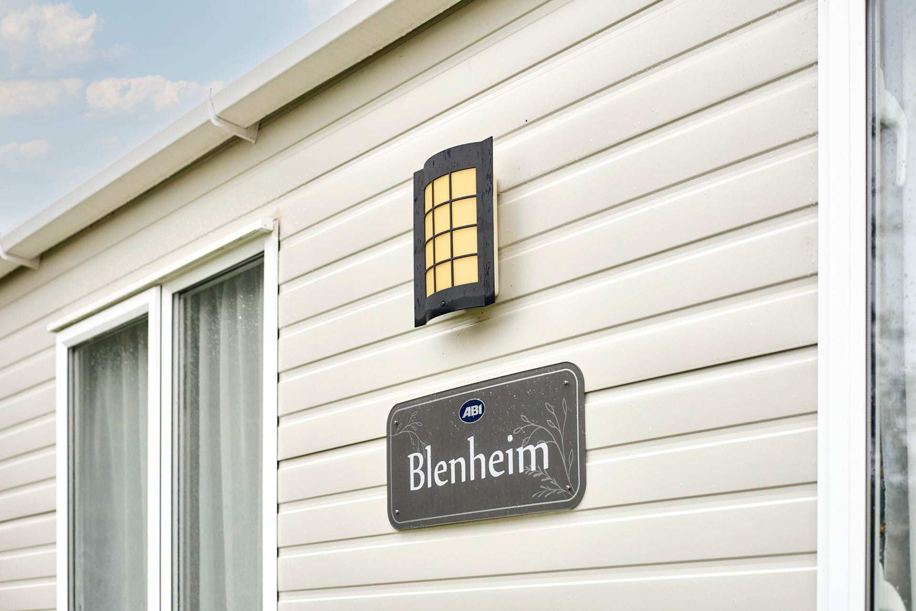 Una casa con un cartel que dice "Blenheim" y una lámpara.