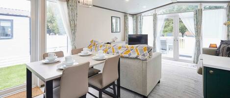 House | 2 bedrooms, desk, Internet