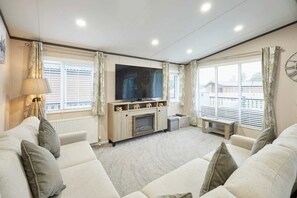 2 bedrooms, desk, Internet - Host Stay 20 Sandy Lane (York)