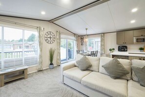 2 bedrooms, desk, Internet - Host Stay 20 Sandy Lane (York)