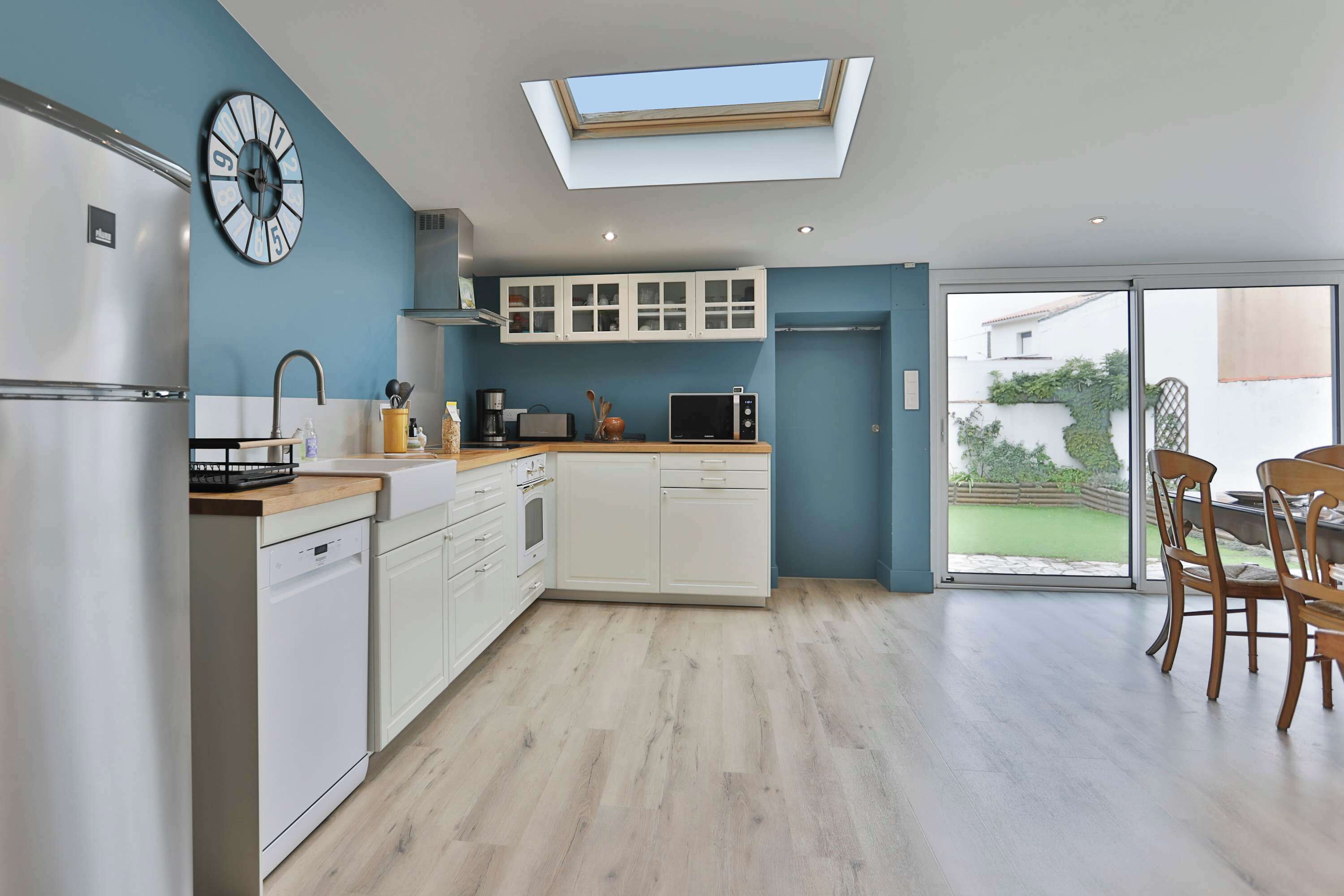 Een koelkast, een magnetron, een oven, een vaatwasser