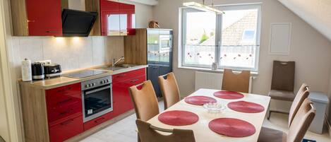 ثلاجة، ميكروويف، فرن، موقد طهي مسطح