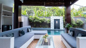 Comfort Villa, Patio, Courtyard View | Living area